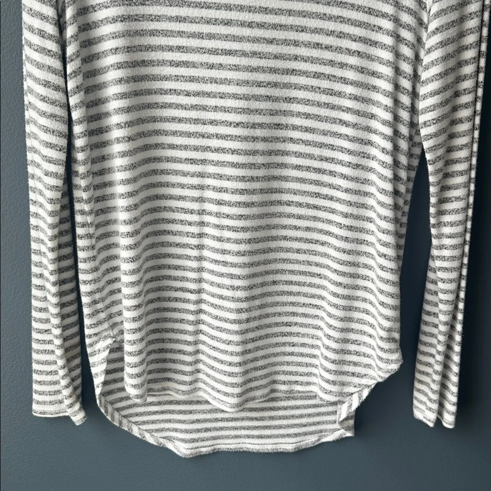 🩶 OLD NAVY women’s Long Sleeve Tee shirt size medium M gray and white stripes - Picture 4 of 7